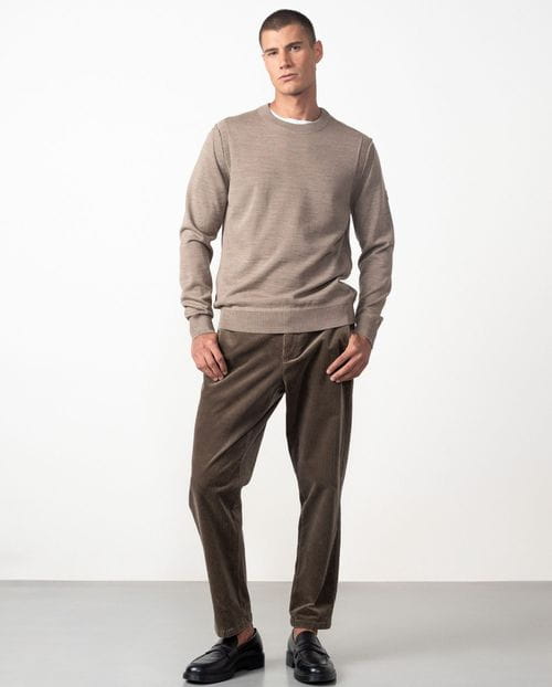 Round-neck knit pullover with long sleeves and combined structure