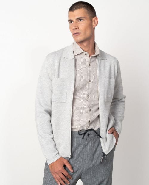 Chaqueta-cazadora en punto cerrojillo con cremallera y cuatro bolsillos