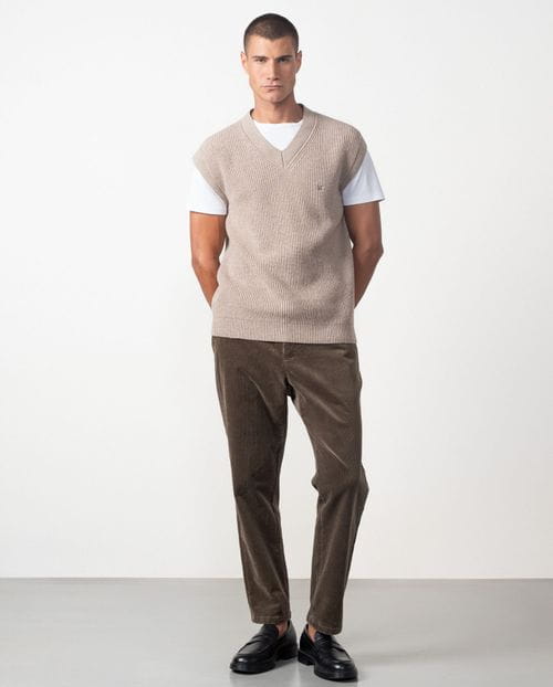 Chaleco de cuello pico en punto tricot acanalado con cenefas anchas