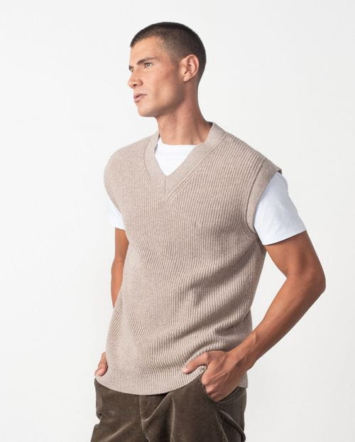 Chaleco de cuello pico en punto tricot acanalado con cenefas anchas