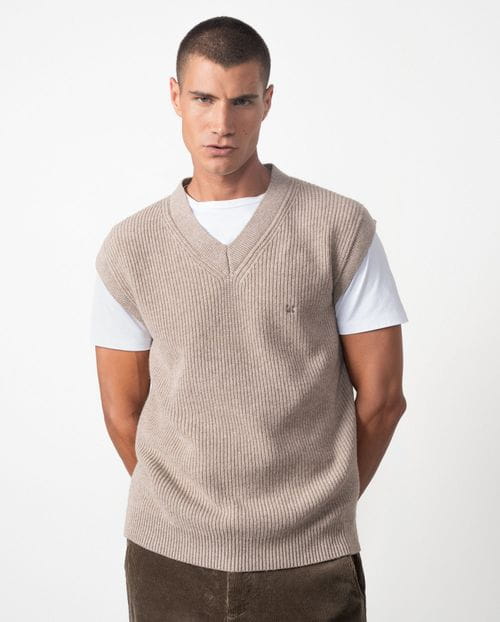 Chaleco de cuello pico en punto tricot acanalado con cenefas anchas