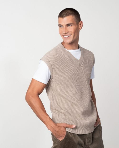 Chaleco de cuello pico en punto tricot acanalado con cenefas anchas