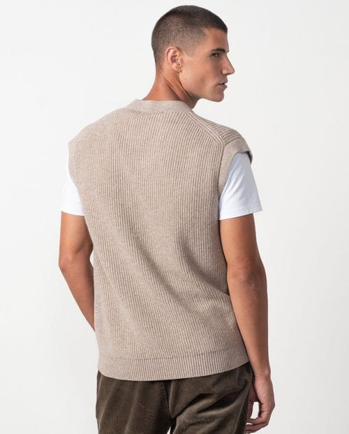 Chaleco de cuello pico en punto tricot acanalado con cenefas anchas