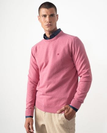 Round-neck pullover combines with small ribs