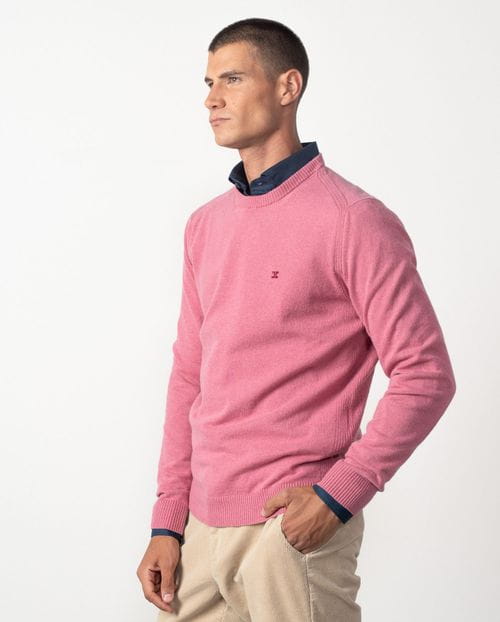 Round-neck pullover combines with small ribs