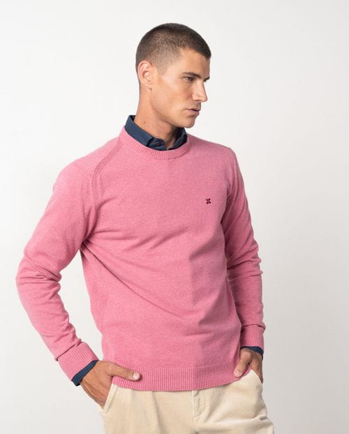 Round-neck pullover combines with small ribs