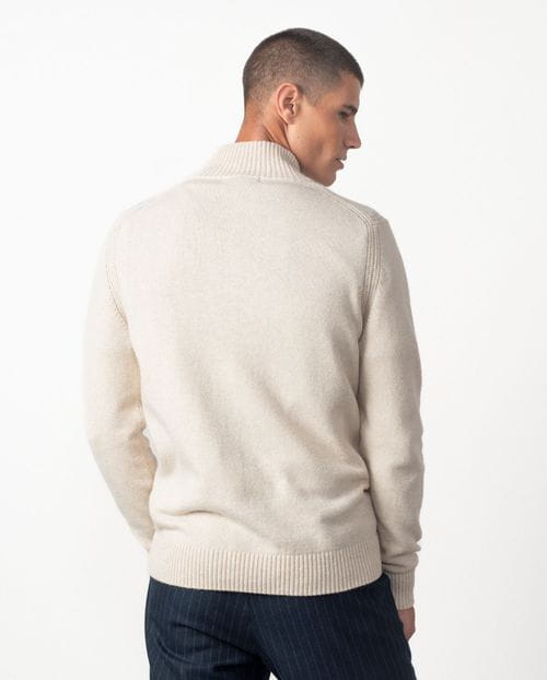 Jersey de cuello alto con cierre de botones y pequeños canalés de fantasía