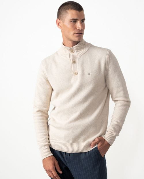 Jersey de cuello alto con cierre de botones y pequeños canalés de fantasía