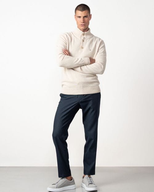 Jersey de cuello alto con cierre de botones y pequeños canalés de fantasía