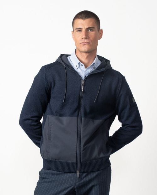 Chaqueta-cazadora combinada de punto y tejido técnico, con capucha y cremallera