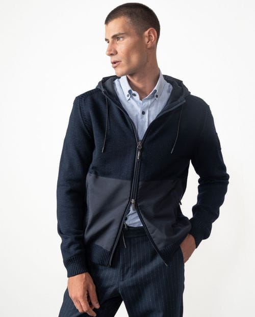 Chaqueta-cazadora combinada de punto y tejido técnico, con capucha y cremallera