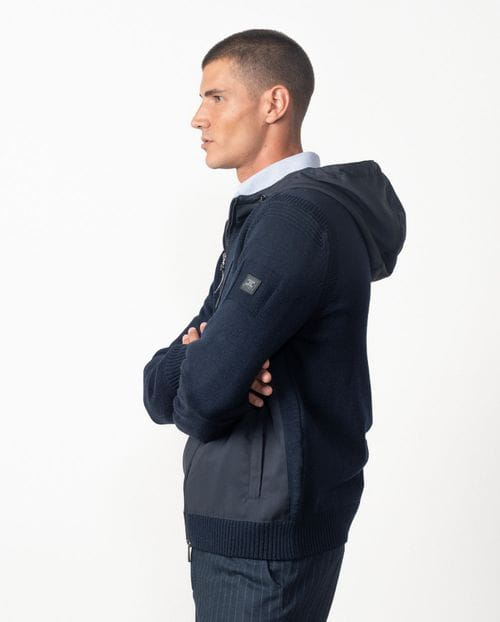 Chaqueta-cazadora combinada de punto y tejido técnico, con capucha y cremallera