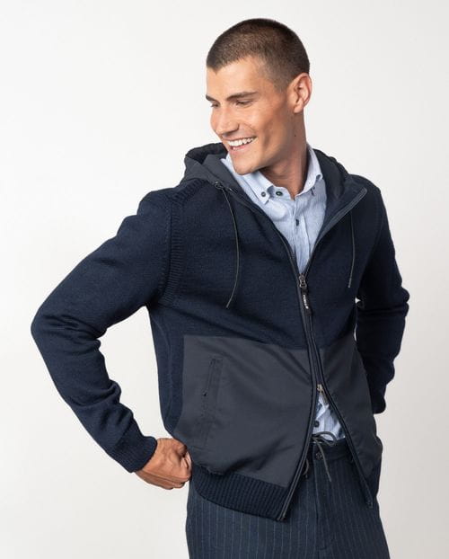 Chaqueta-cazadora combinada de punto y tejido técnico, con capucha y cremallera