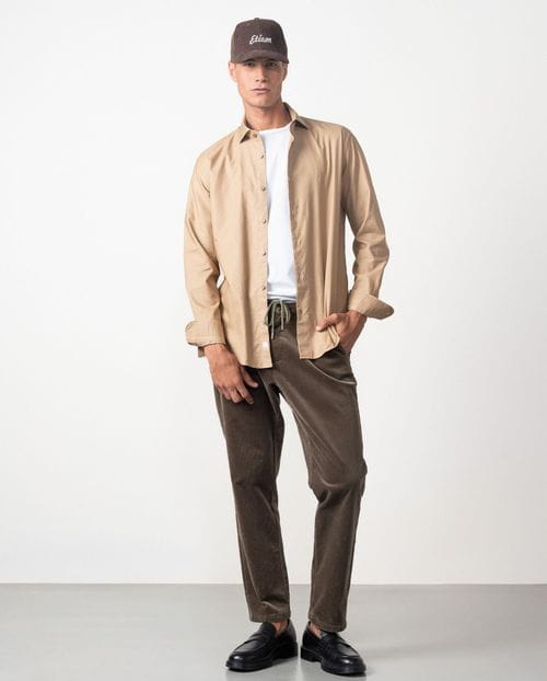 Camisa sport relaxed fit en un tejido de plana tintado