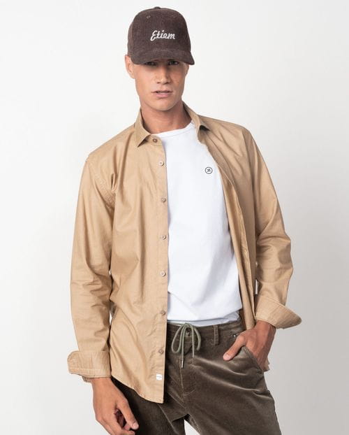 Camisa sport relaxed fit en un tejido de plana tintado