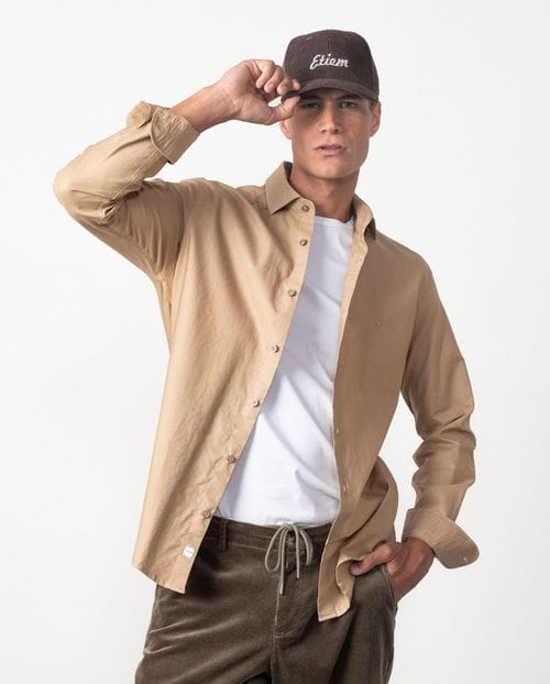 Camisa sport relaxed fit en un tejido de plana tintado