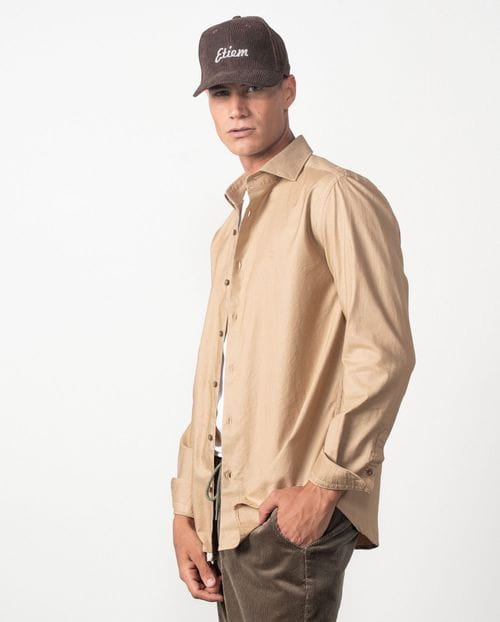 Camisa sport relaxed fit en un tejido de plana tintado