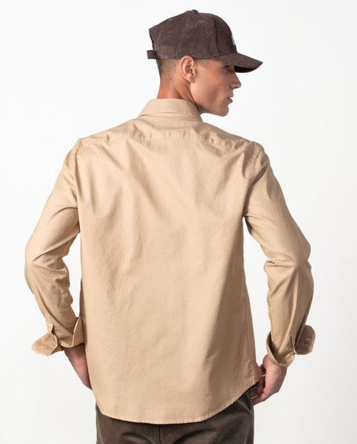 Camisa sport relaxed fit en un tejido de plana tintado