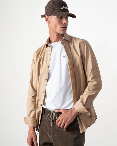 Camisa sport relaxed fit en un tejido de plana tintado