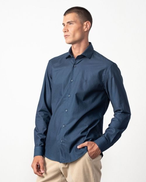 Camisa sport relaxed fit en un tejido de plana tintado