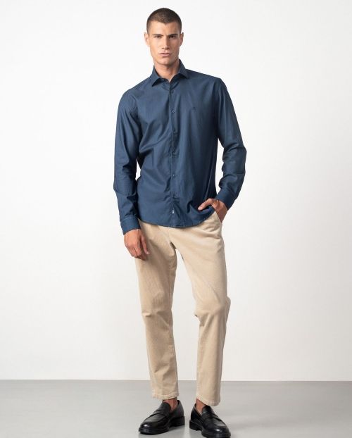 Camisa sport relaxed fit en un tejido de plana tintado