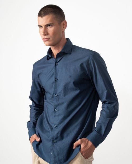 Camisa sport relaxed fit en un tejido de plana tintado