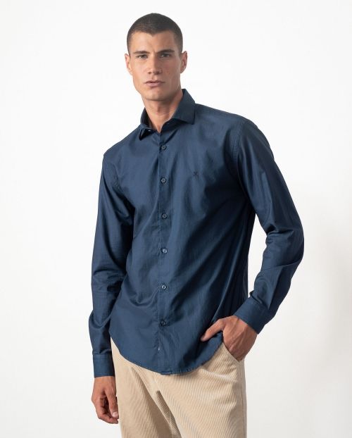 Camisa sport relaxed fit en un tejido de plana tintado