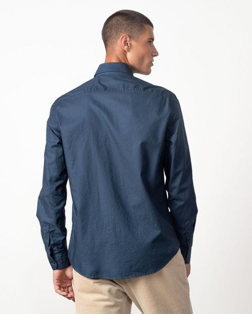 Camisa sport relaxed fit en un tejido de plana tintado