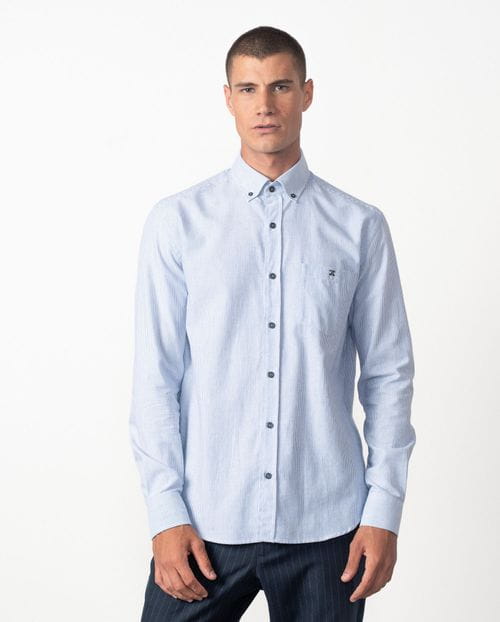 Camisa sport en rayitas bicolor con botón en el cuello y bolsillo