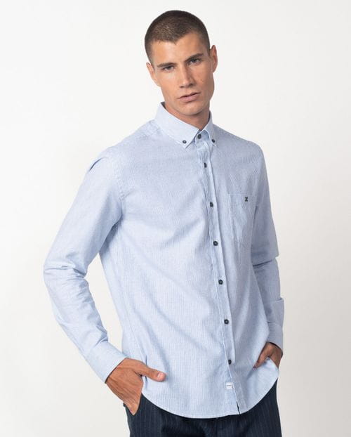 Camisa sport en rayitas bicolor con botón en el cuello y bolsillo