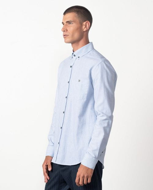 Camisa sport en rayitas bicolor con botón en el cuello y bolsillo