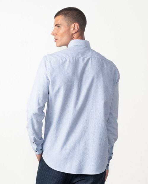 Camisa sport en rayitas bicolor con botón en el cuello y bolsillo