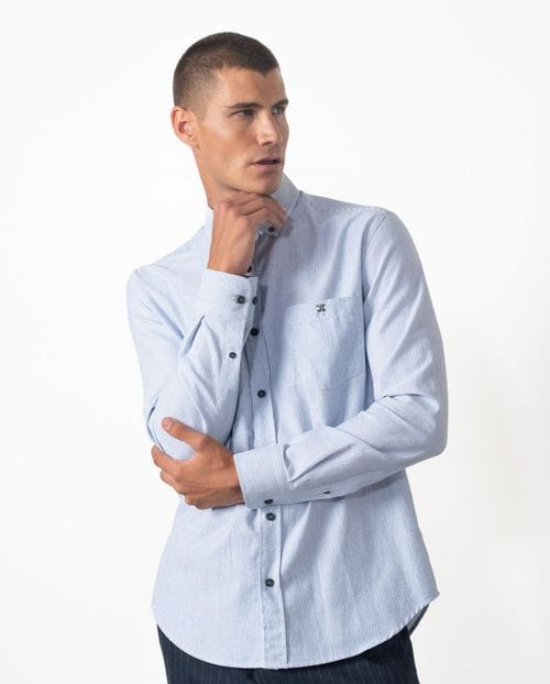 Camisa sport en rayitas bicolor con botón en el cuello y bolsillo