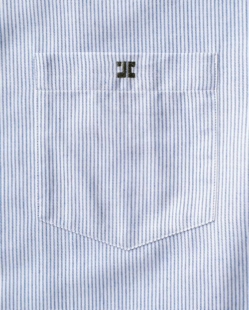 Camisa sport en rayitas bicolor con botón en el cuello y bolsillo