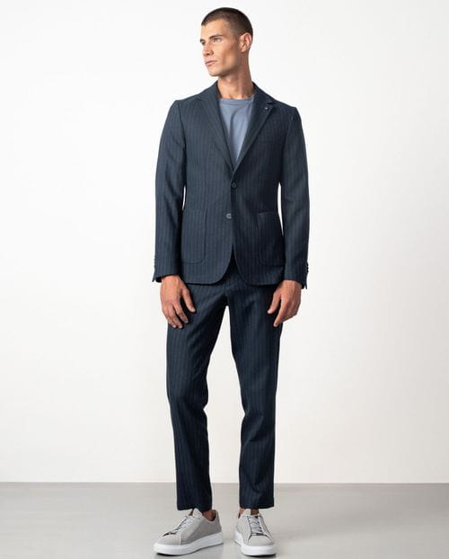 <p>Americana <em>slim fit</em> sin forro y desestructurada, realizada en franela con raya diplomática</p>