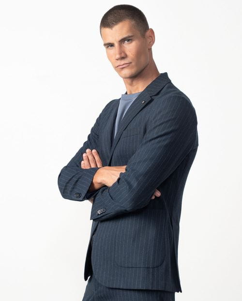 <p>Americana <em>slim fit</em> sin forro y desestructurada, realizada en franela con raya diplomática</p>