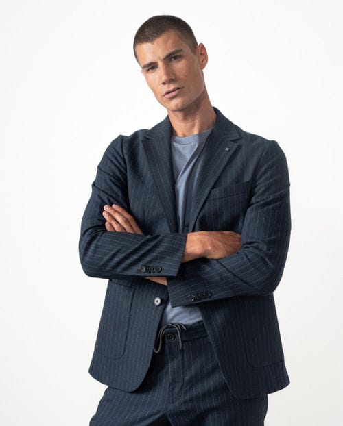 <p>Americana <em>slim fit</em> sin forro y desestructurada, realizada en franela con raya diplomática</p>