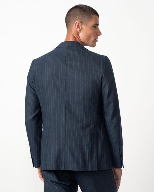 <p>Americana <em>slim fit</em> sin forro y desestructurada, realizada en franela con raya diplomática</p>