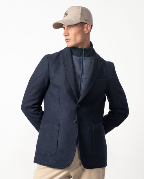 <p>Americana <em>slim fit</em> desestructurada con chaleco-vista desmontable en un paño ultraligero</p>