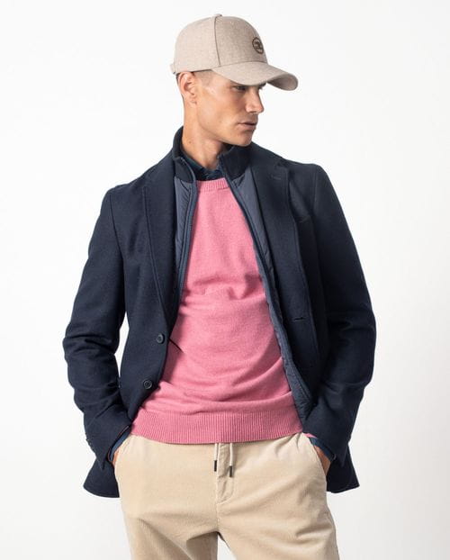 <p>Americana <em>slim fit</em> desestructurada con chaleco-vista desmontable en un paño ultraligero</p>