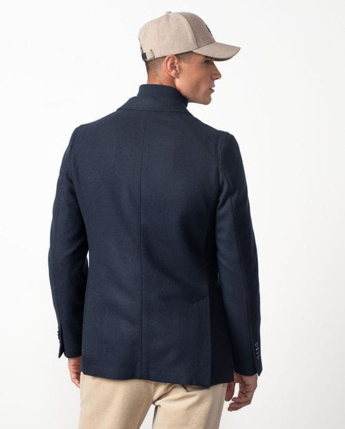 <p>Americana <em>slim fit</em> desestructurada con chaleco-vista desmontable en un paño ultraligero</p>