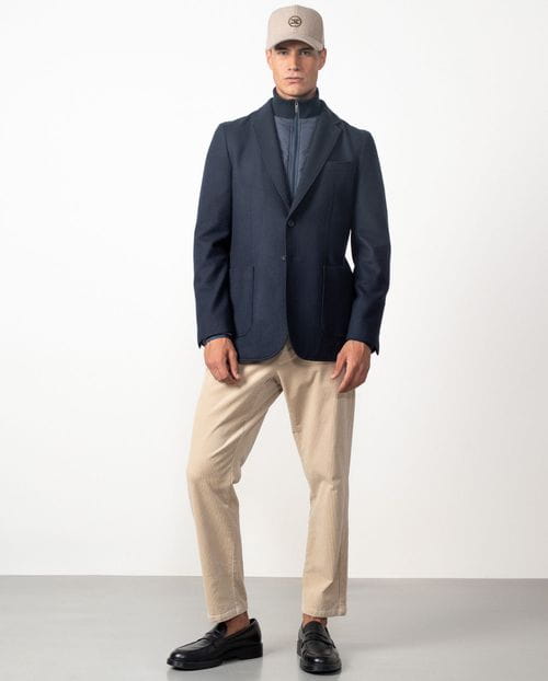 <p>Americana <em>slim fit</em> desestructurada con chaleco-vista desmontable en un paño ultraligero</p>