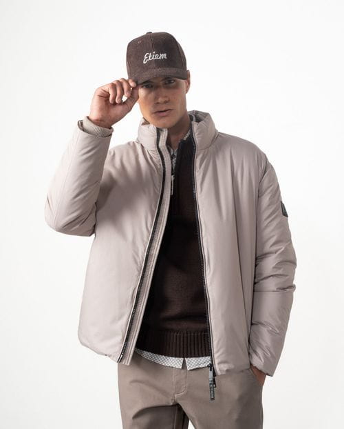 Quilted jacket with no external stitchings, ultra-lightweight stretch fabric