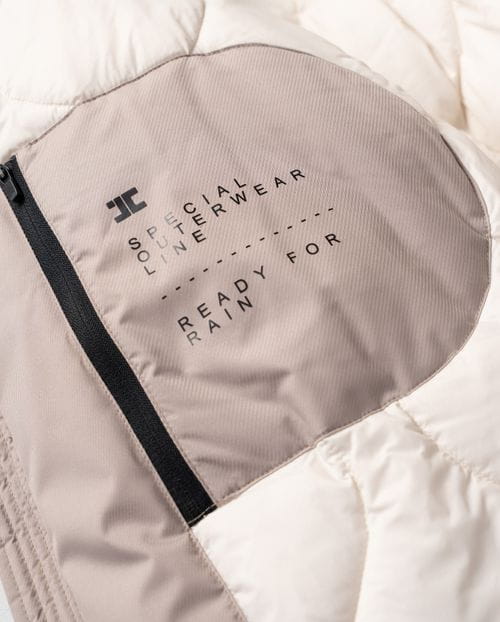 Quilted jacket with no external stitchings, ultra-lightweight stretch fabric