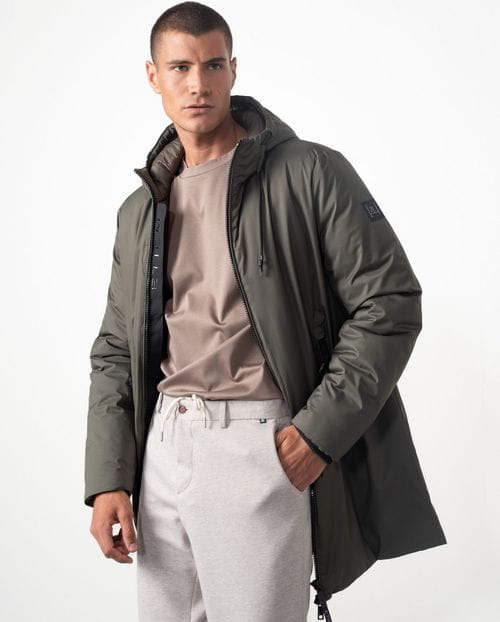 <p>Parka larga con capucha fija en tejido técnico elástico `<em>ultralight</em>´</p>