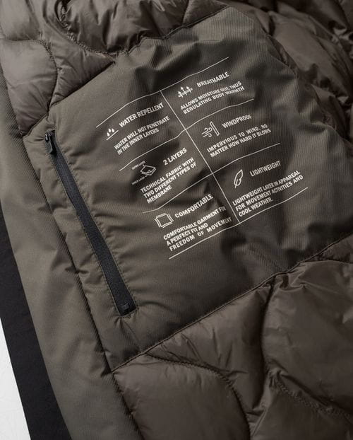 <p>Parka larga con capucha fija en tejido técnico elástico `<em>ultralight</em>´</p>