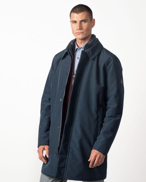 <p>Trench corta acolchada con vista-chaleco desmontable en tejido `<em>water repellent</em>´</p>