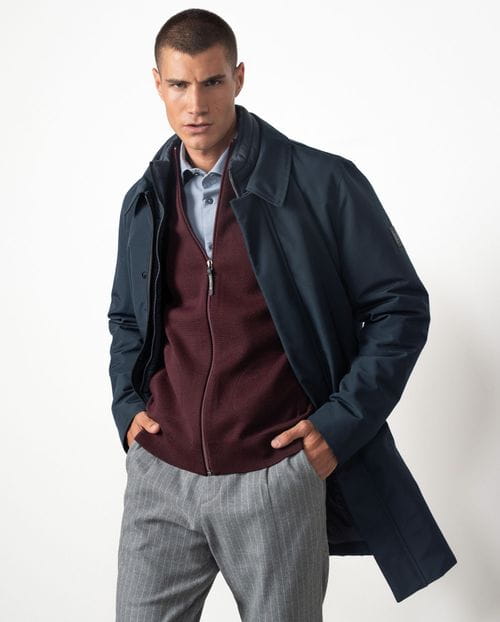 <p>Trench corta acolchada con vista-chaleco desmontable en tejido `<em>water repellent</em>´</p>