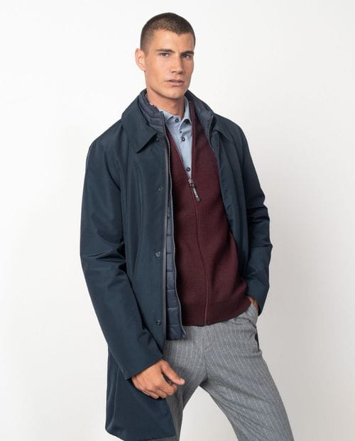 <p>Trench corta acolchada con vista-chaleco desmontable en tejido `<em>water repellent</em>´</p>