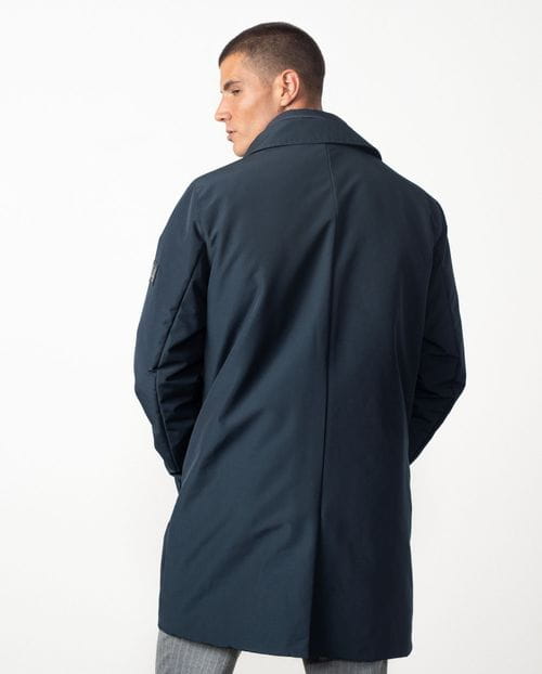 <p>Trench corta acolchada con vista-chaleco desmontable en tejido `<em>water repellent</em>´</p>